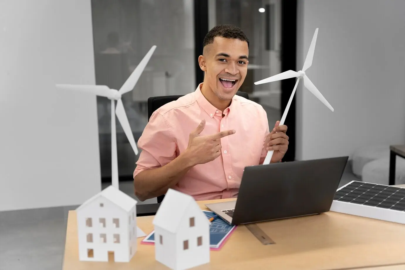 Eine Geschäftsperson plant den Einsatz alternativer Energien.